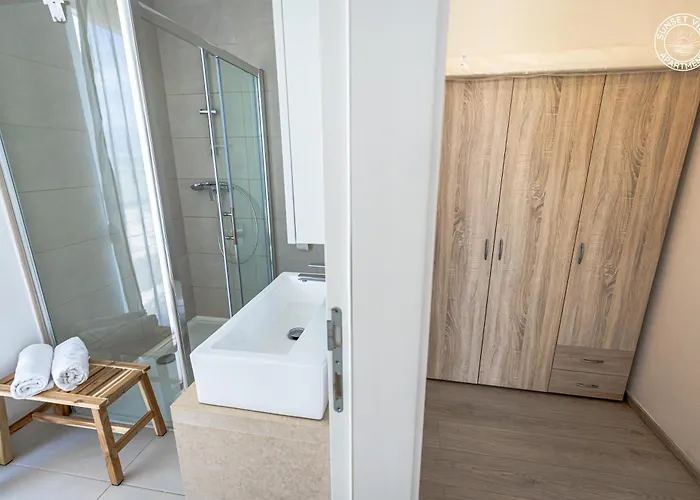 Sunset View - Modern Two Bedroom With Amazing Sea View And Pool דירה *